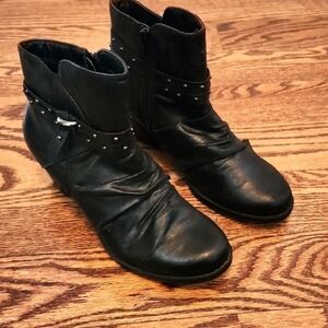 Baretraps Studded  Booties 7.5 Euc